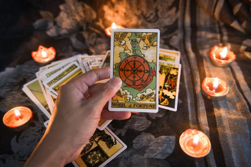 Xem bài Tarot, bốc quẻ, gieo đồng xu